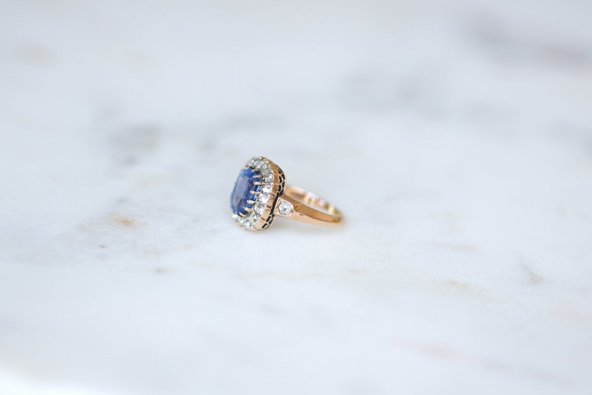 Victorian Cluster Ring With A 2.00 Carats Ceylon Sapphire And Diamonds Set In Rose Gold-photo-4