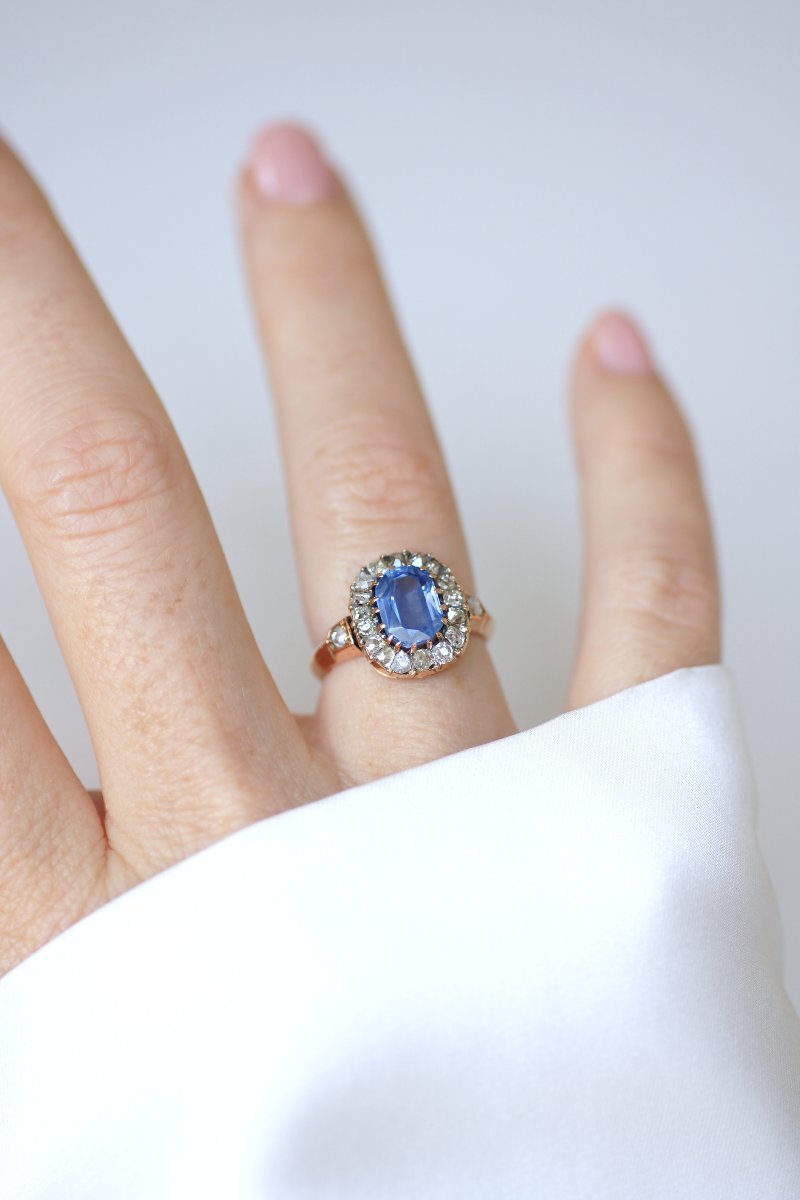 Victorian Cluster Ring With A 2.00 Carats Ceylon Sapphire And Diamonds Set In Rose Gold-photo-1