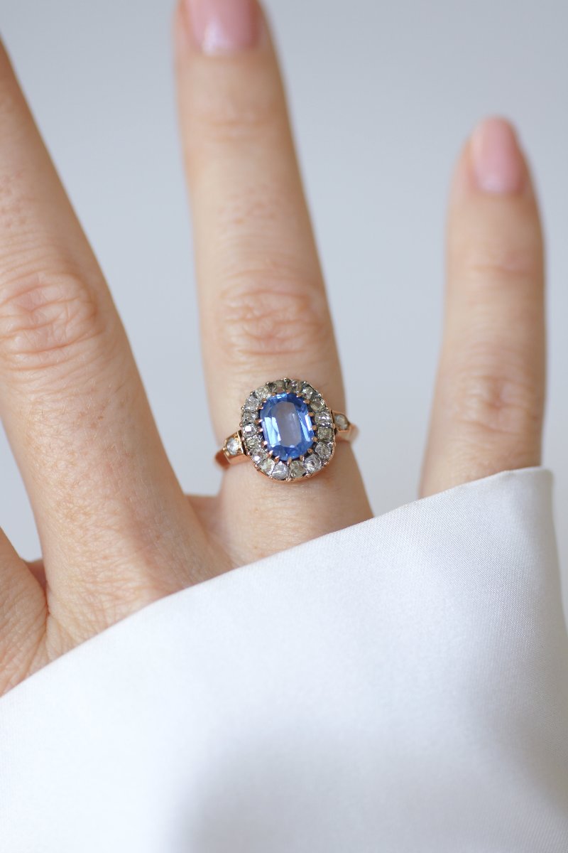 Victorian Cluster Ring With A 2.00 Carats Ceylon Sapphire And Diamonds Set In Rose Gold-photo-3