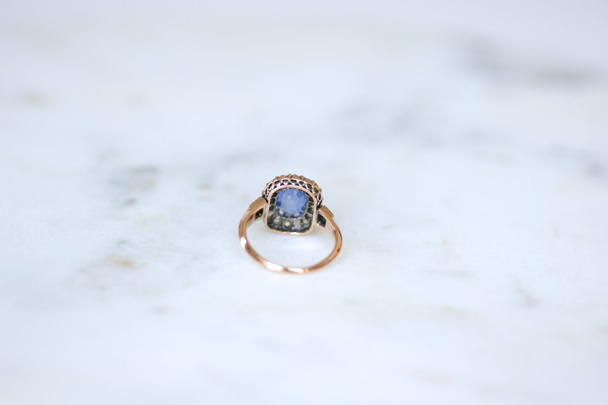 Victorian Cluster Ring With A 2.00 Carats Ceylon Sapphire And Diamonds Set In Rose Gold-photo-4