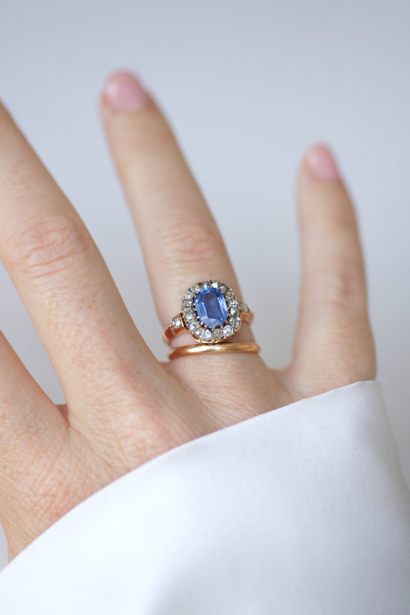 Victorian Cluster Ring With A 2.00 Carats Ceylon Sapphire And Diamonds Set In Rose Gold-photo-5