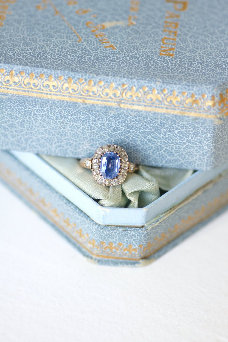 Victorian Cluster Ring With A 2.00 Carats Ceylon Sapphire And Diamonds Set In Rose Gold-photo-6