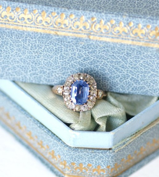 Victorian Cluster Ring With A 2.00 Carats Ceylon Sapphire And Diamonds Set In Rose Gold