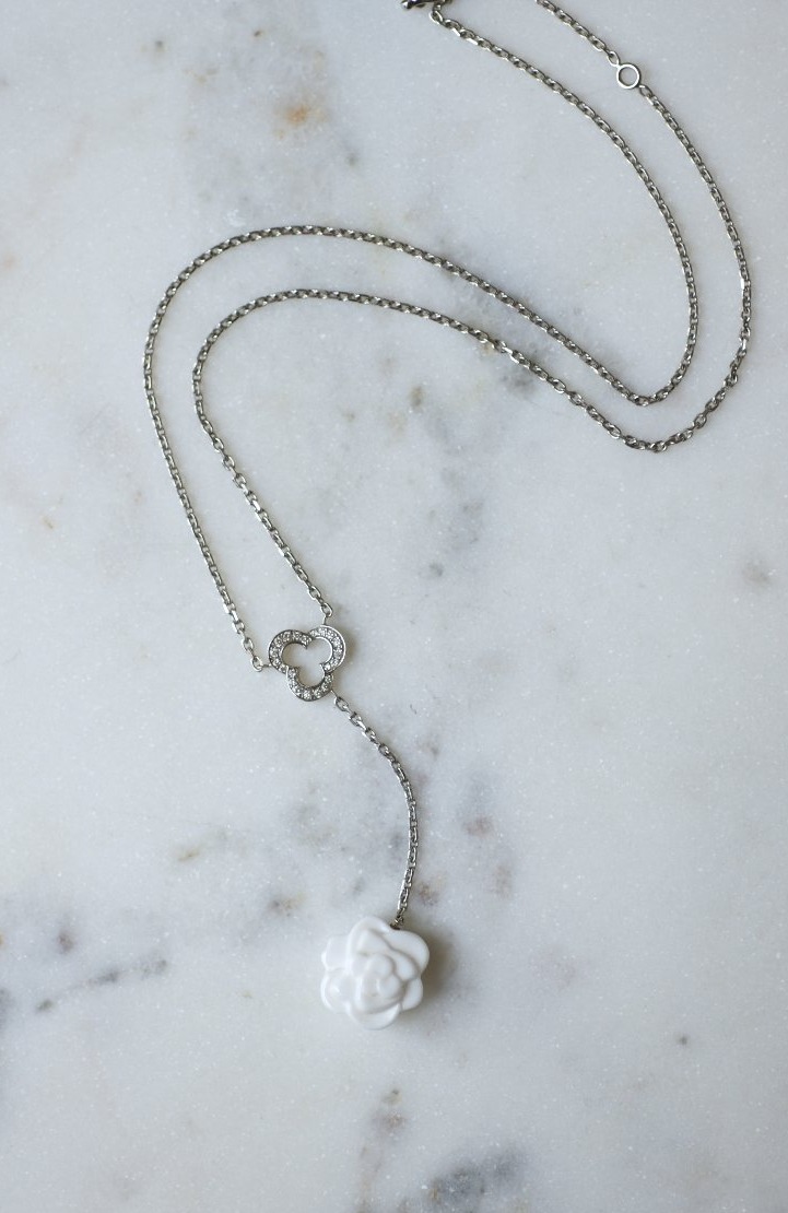 Chanel Camellia Necklace In White Gold With Diamonds And White Agate-photo-2