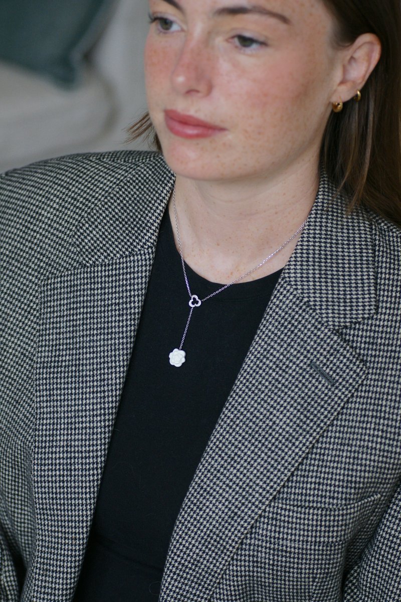 Chanel Camellia Necklace In White Gold With Diamonds And White Agate-photo-3