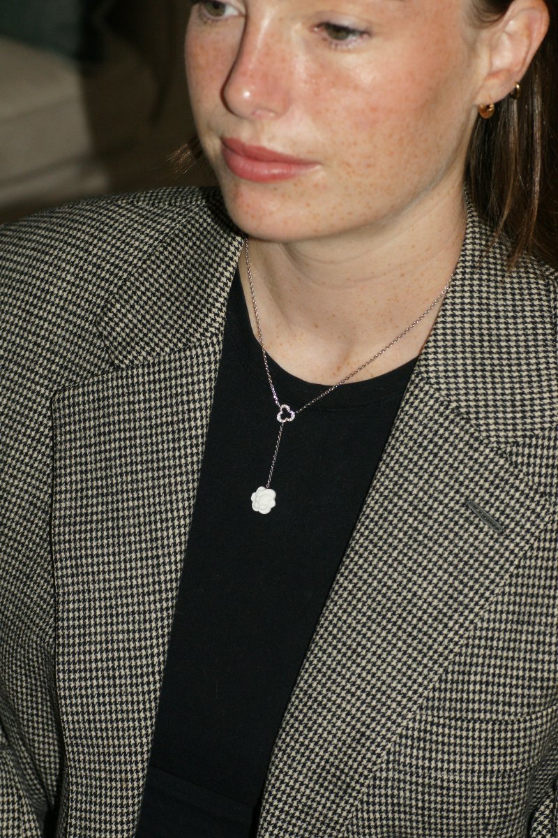 Chanel Camellia Necklace In White Gold With Diamonds And White Agate-photo-1