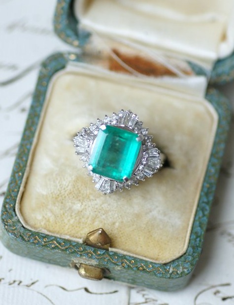 Bague Jupe Emeraude Colombienne 3,70 Cts et Diamants sur Platine