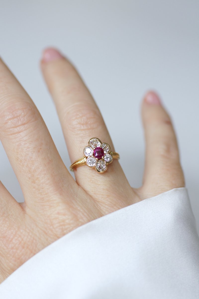Victorian Cluster Ring With A 0.60 Ct Burmese Ruby And Diamonds Set In Yellow Gold-photo-3
