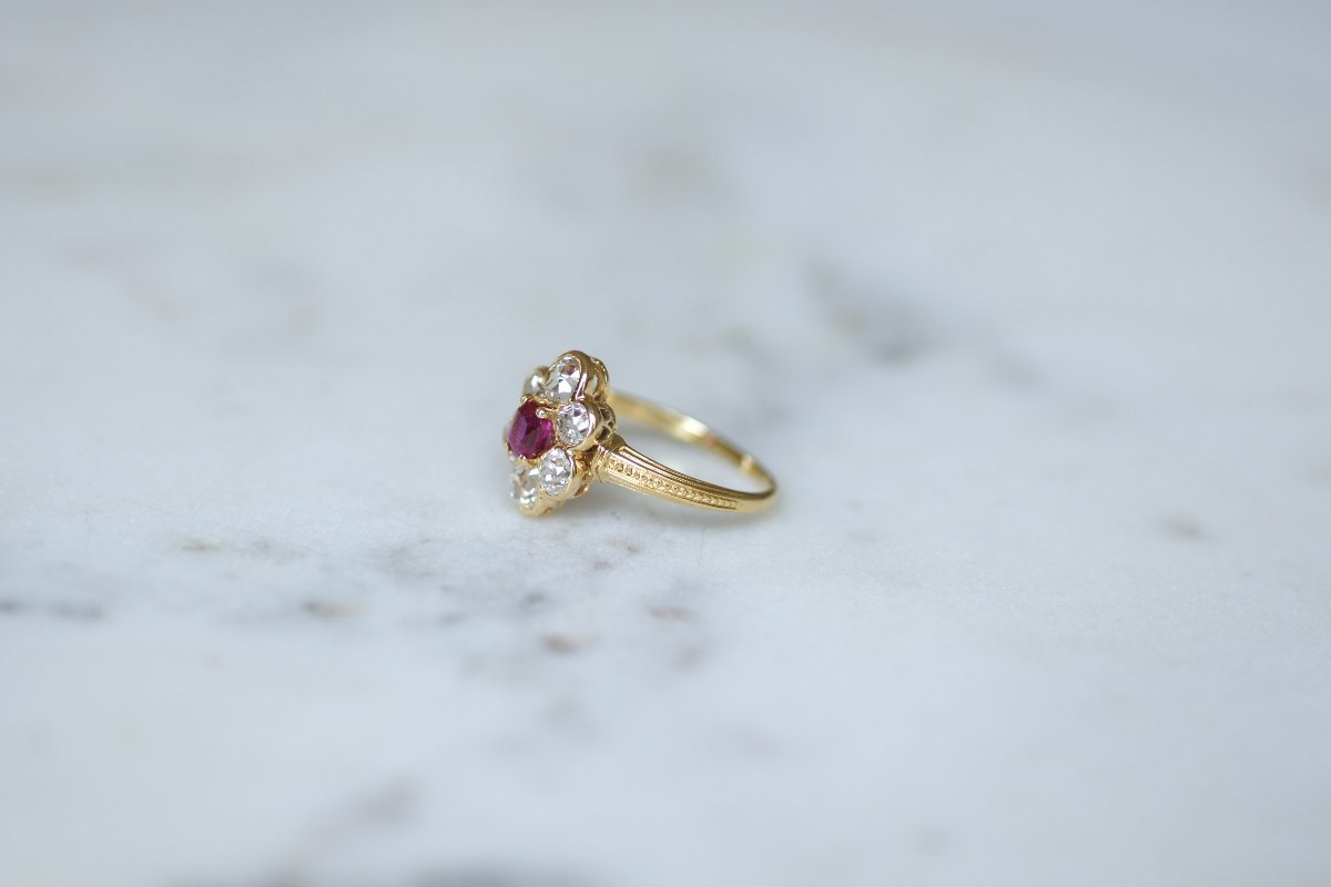 Victorian Cluster Ring With A 0.60 Ct Burmese Ruby And Diamonds Set In Yellow Gold-photo-4