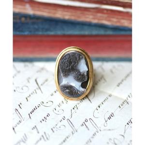 Antique Sardonyx Cameo Signet Ring With Three Layers In Yellow Gold, Unisex