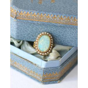 19th-century Antique Victorian Ring With Australian Opal And Natural Pearls Set In Yellow Gold