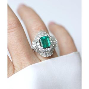 Bague Jupe Emeraude Colombienne et Diamants sur Or Blanc