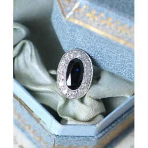 Bague Ovale Art Deco Saphir Entourage Diamants sur Platine