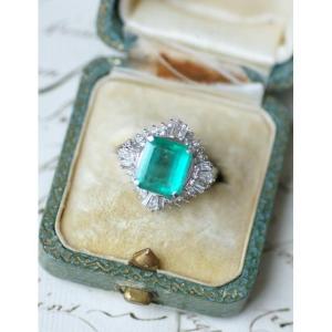 Bague Jupe Emeraude Colombienne 3,70 Cts et Diamants sur Platine