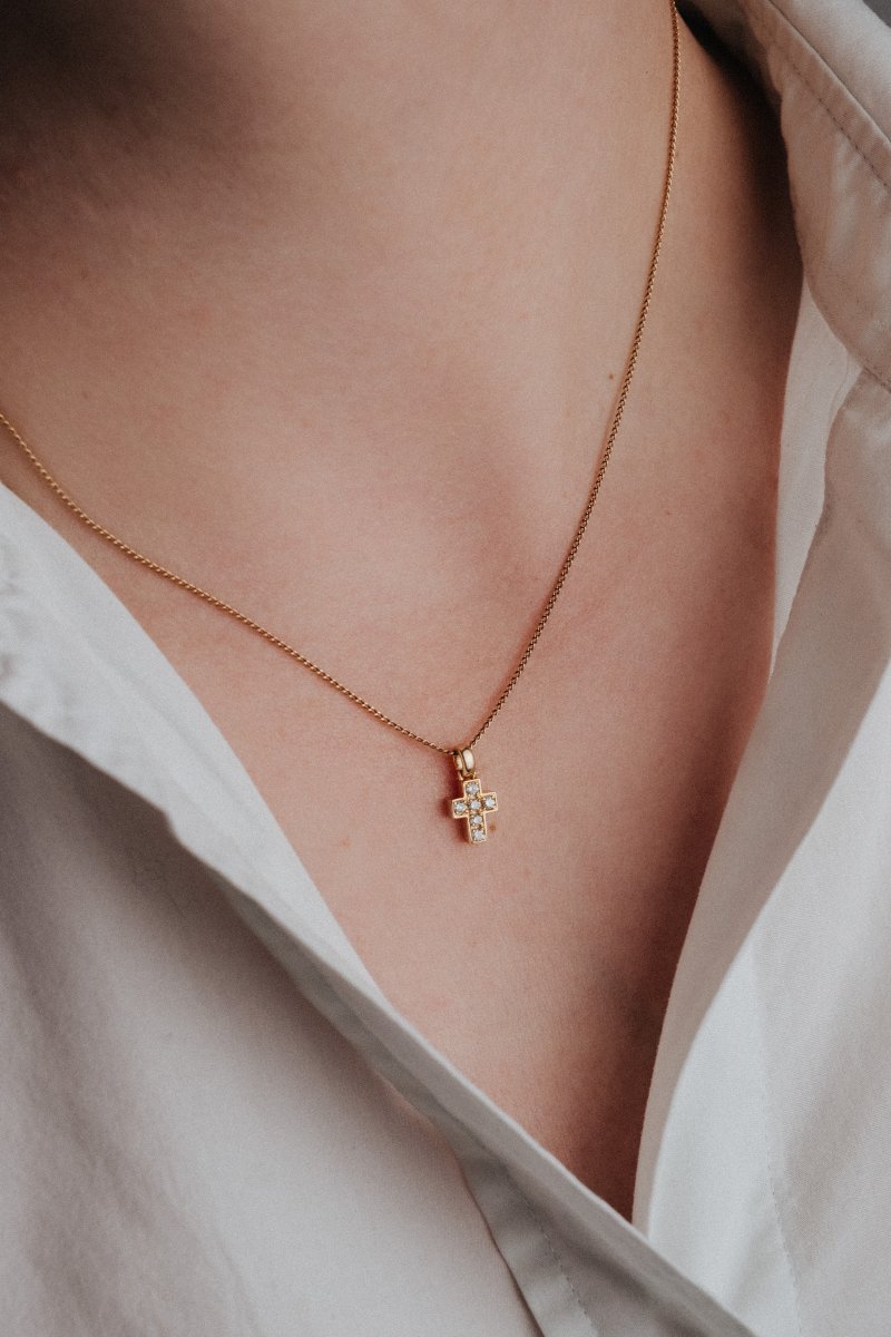 Petite croix en or jaune 750/000 et diamants