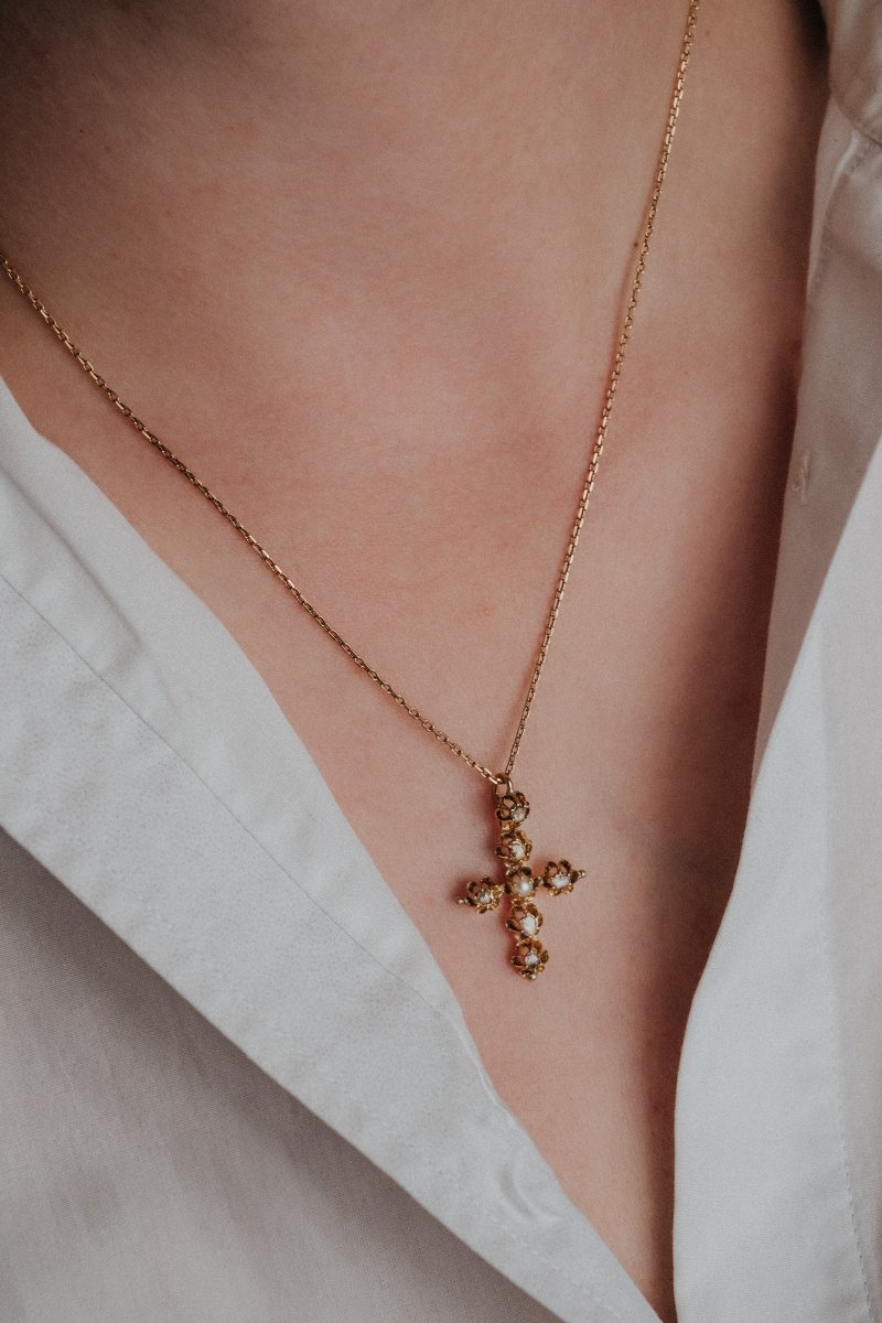 Croix XIXème en or jaune 750/000, perle et diamants