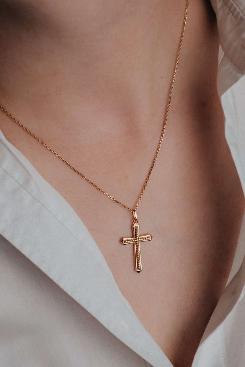 Croix en or jaune 750/000 à décor de grènetis
