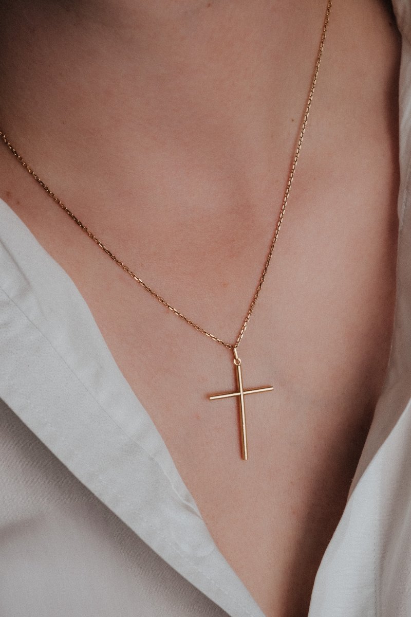 Round Wire Cross In 750/000 Yellow Gold.