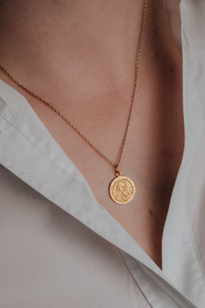 Médaille Vierge et l'Enfant en or jaune 750/000, Arthus Bertrand