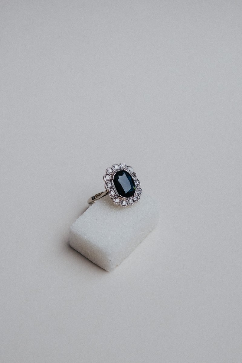 Bague pompadour en or gris 750/000 et saphir.