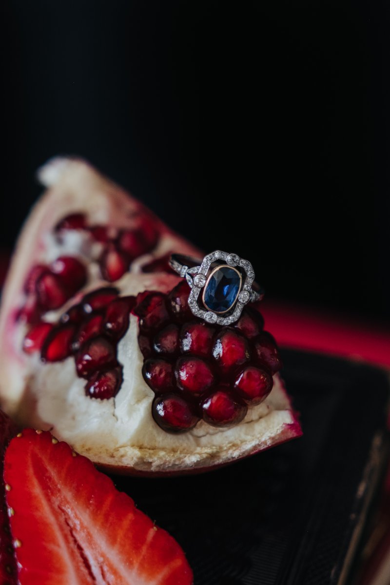 Bague ajourée et feuillagée en platine, or jaune 750/000 et saphir.-photo-2