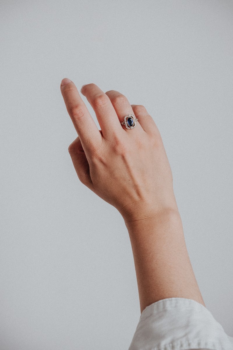 Bague ajourée et feuillagée en platine, or jaune 750/000 et saphir.-photo-3