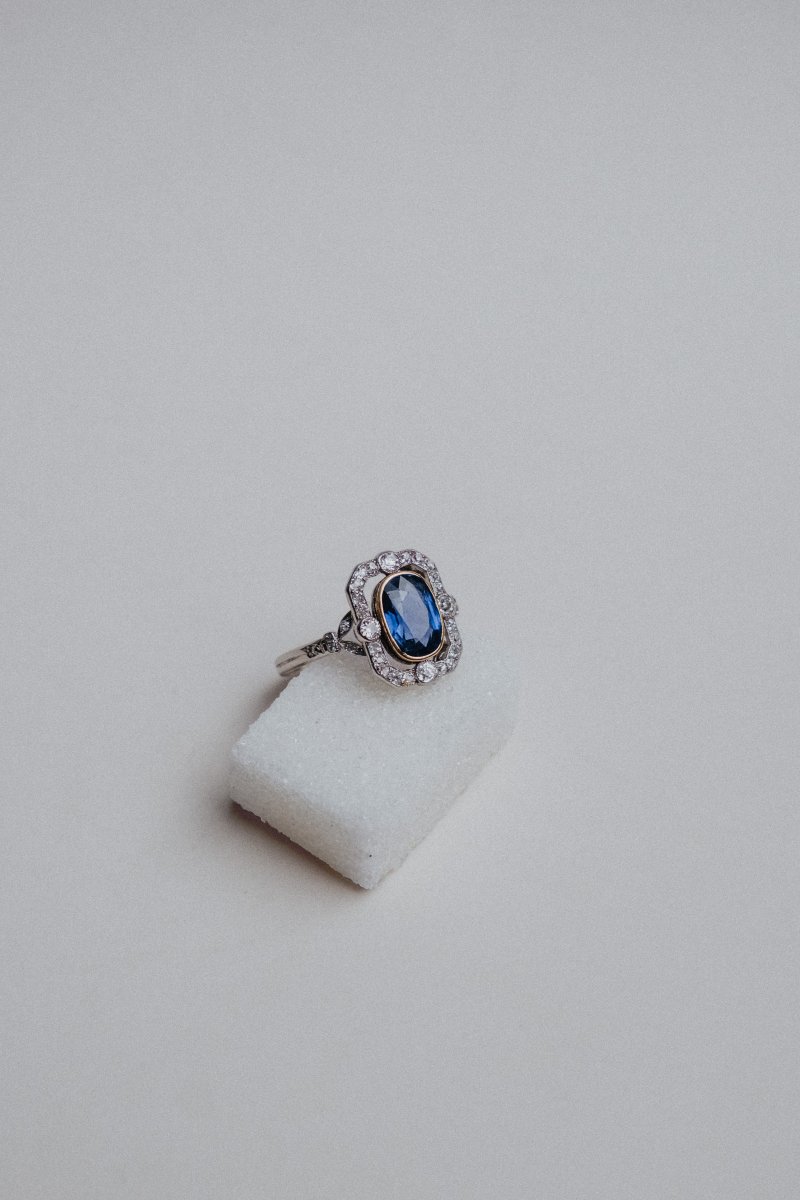Bague ajourée et feuillagée en platine, or jaune 750/000 et saphir.