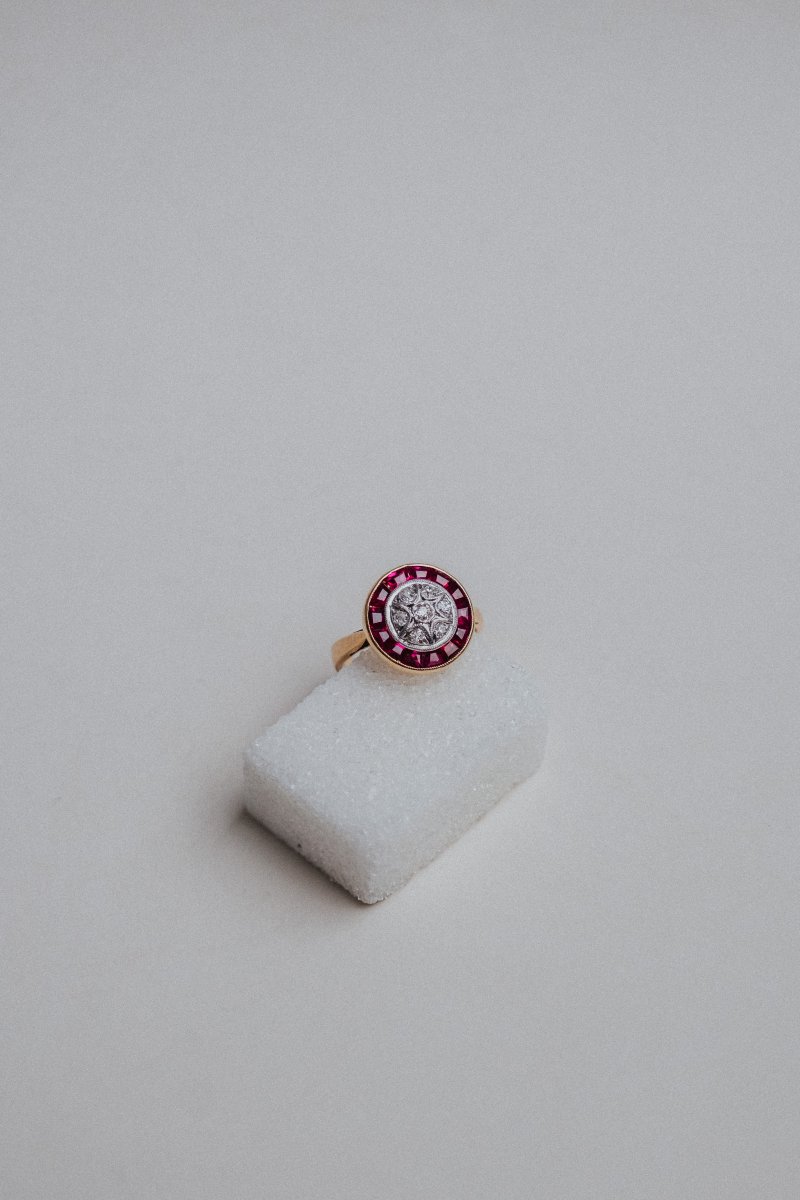 750/000 Yellow Gold Ring Set With Old-cut Diamonds And Calibrated Rubies