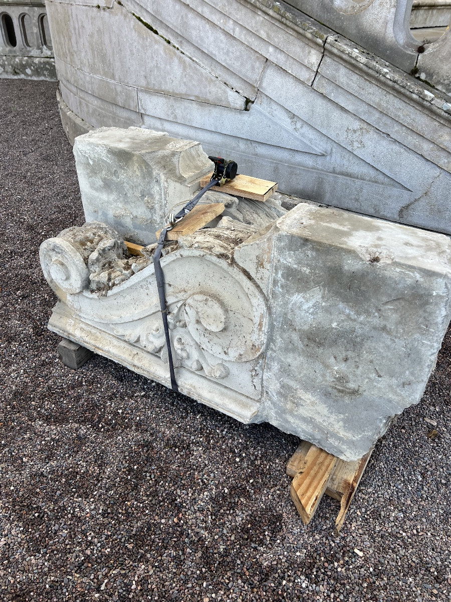 Pierre sculptée soutien de balcon autre  feuilles acanthe rinceaux sculpture matériaux ancien d