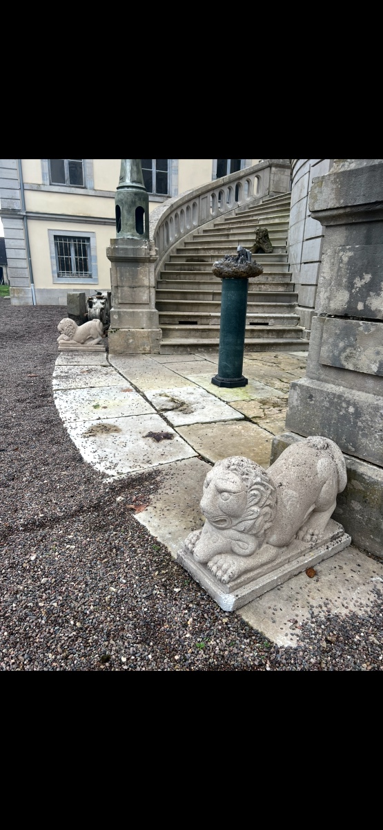 Paire de lions années 1940/50 en pierre reconstituée sculpture de parc 