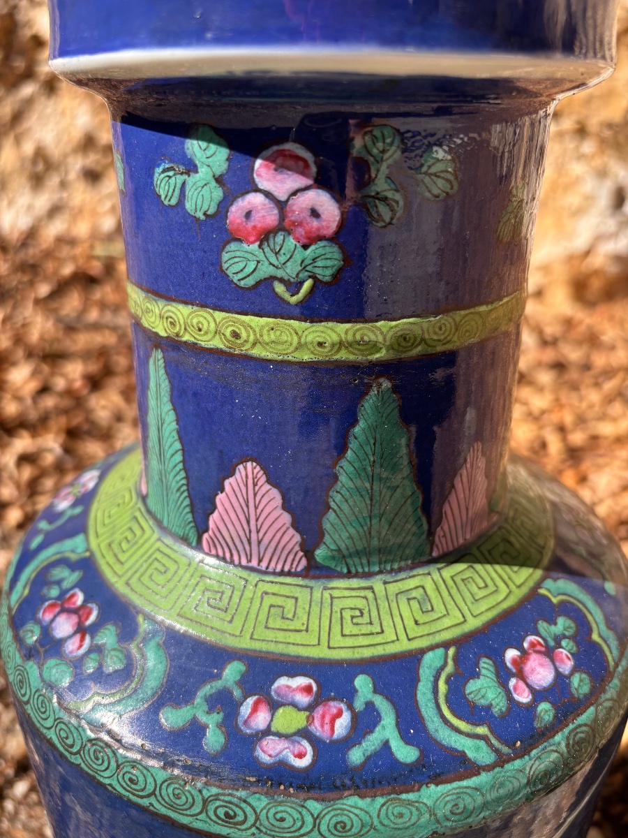 Chinese Porcelain Vase From The 19th Century, Featuring A Fish Design -photo-2