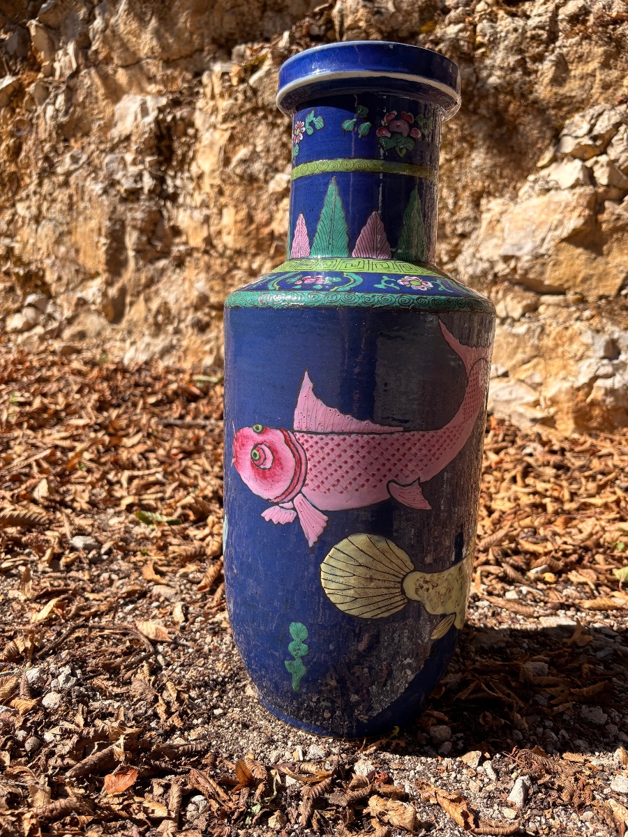 Chinese Porcelain Vase From The 19th Century, Featuring A Fish Design -photo-2