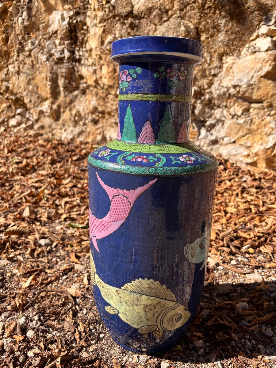 Chinese Porcelain Vase From The 19th Century, Featuring A Fish Design -photo-3