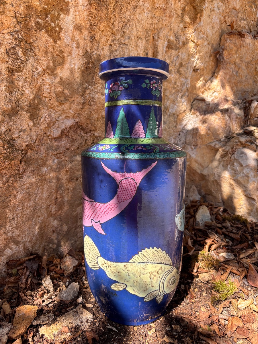 Chinese Porcelain Vase From The 19th Century, Featuring A Fish Design 
