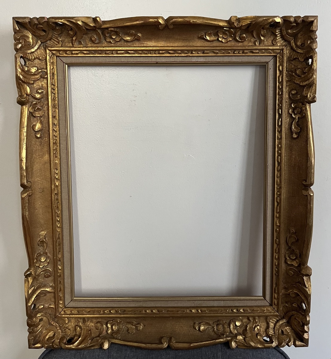 Cadre doré en bois style Louis XV pour format standard 8 F 46 cm x 38 cm-photo-1
