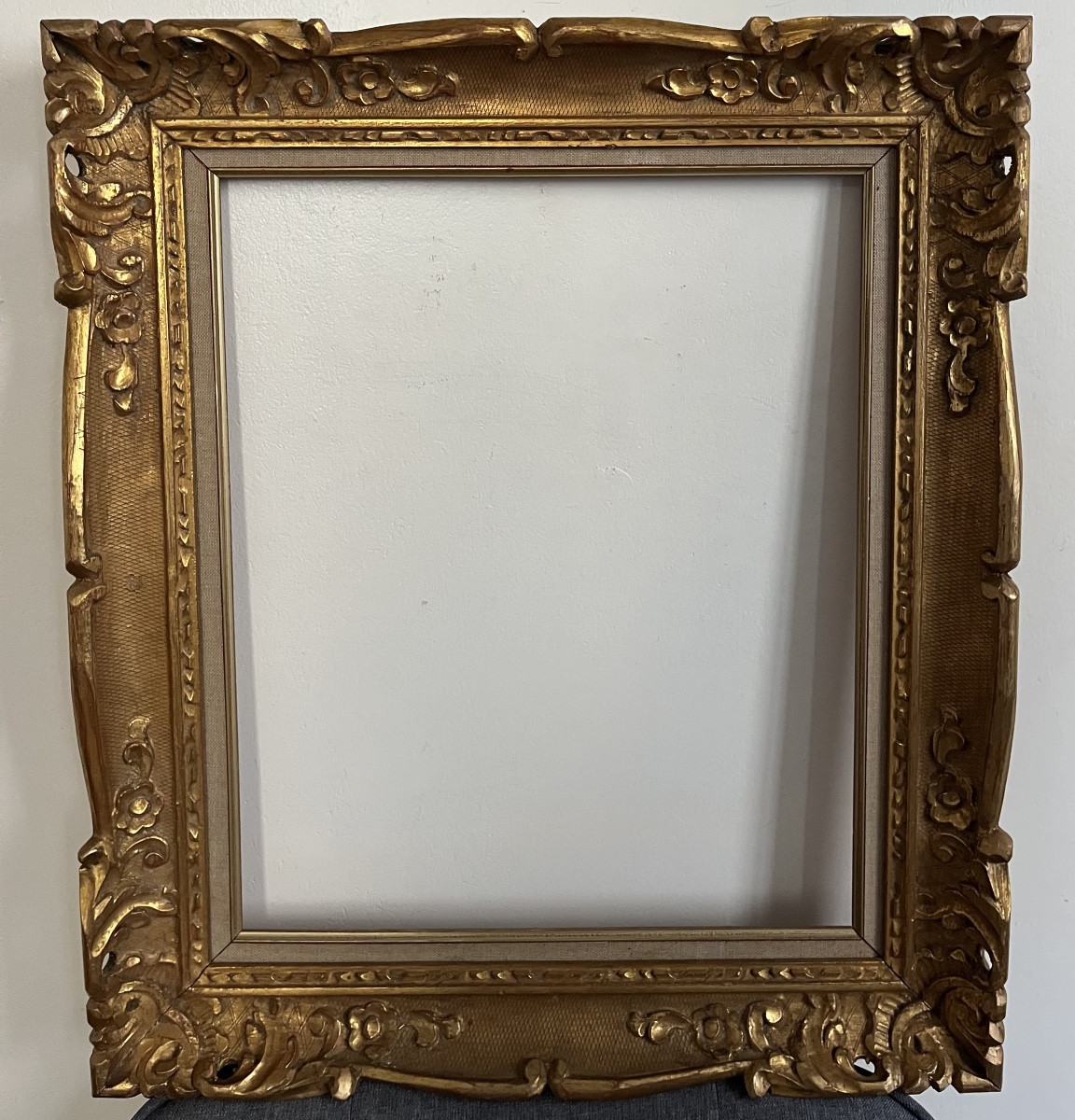 Cadre doré en bois style Louis XV pour format standard 8 F 46 cm x 38 cm