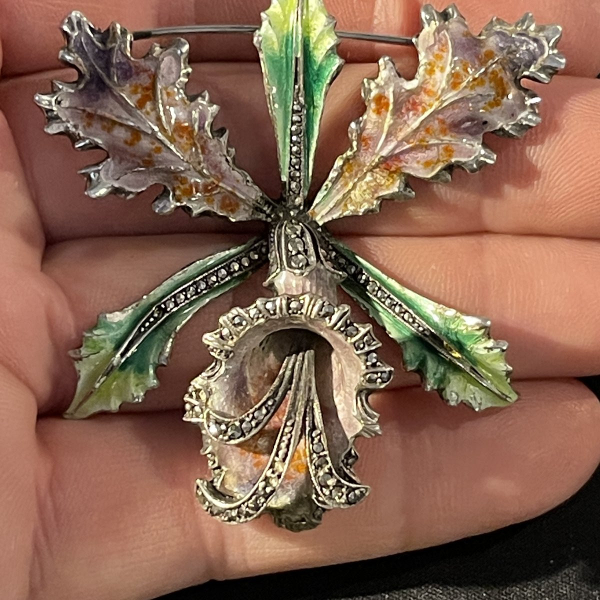 Broche Fleur Argentée Avec Perle Noire - Bijou Fantaisie élégant, Métal Cuivre