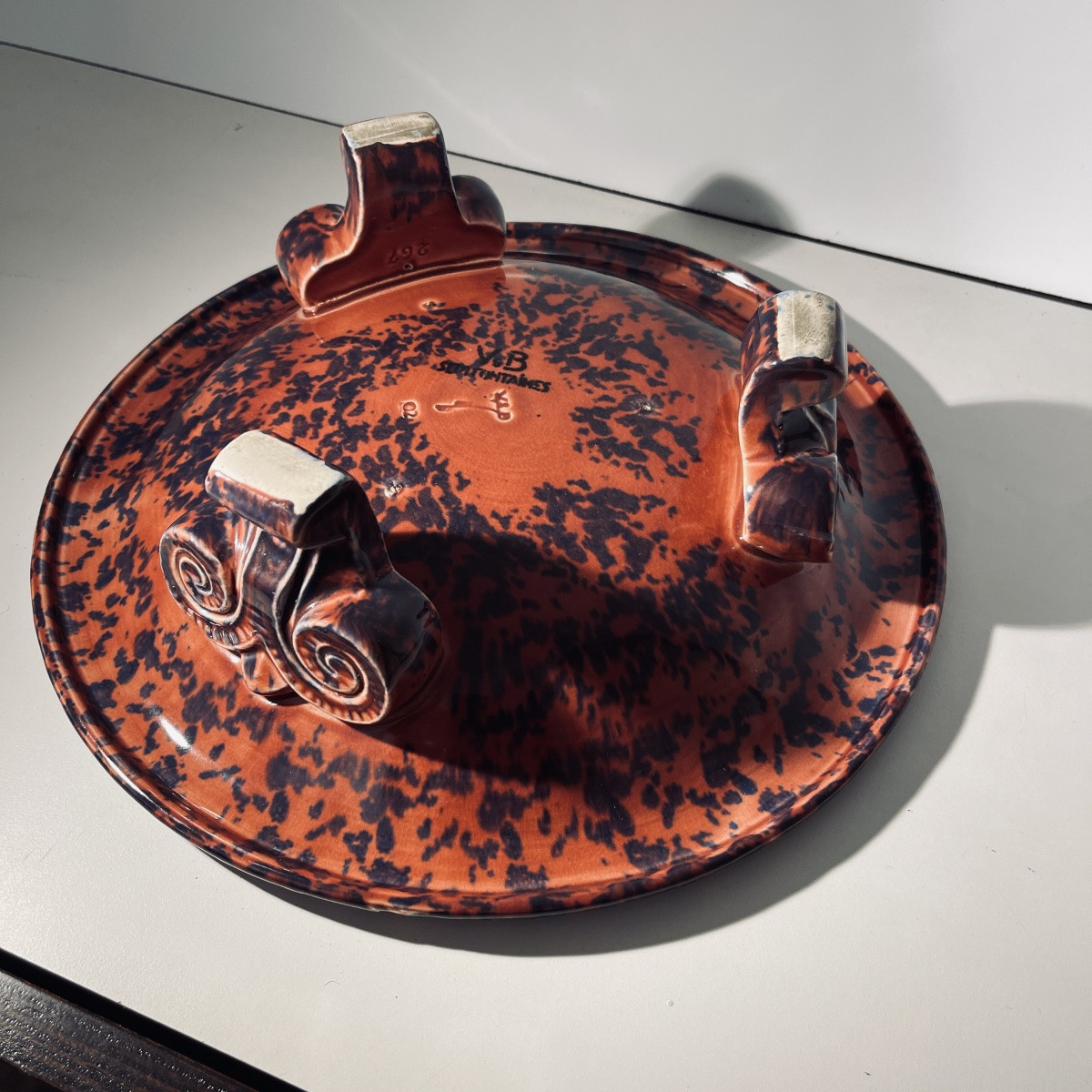 Jean Luce pour Villeroy & Boch Luxembourg Septfontaines, coupe / plat Art Déco tripode en céram-photo-5