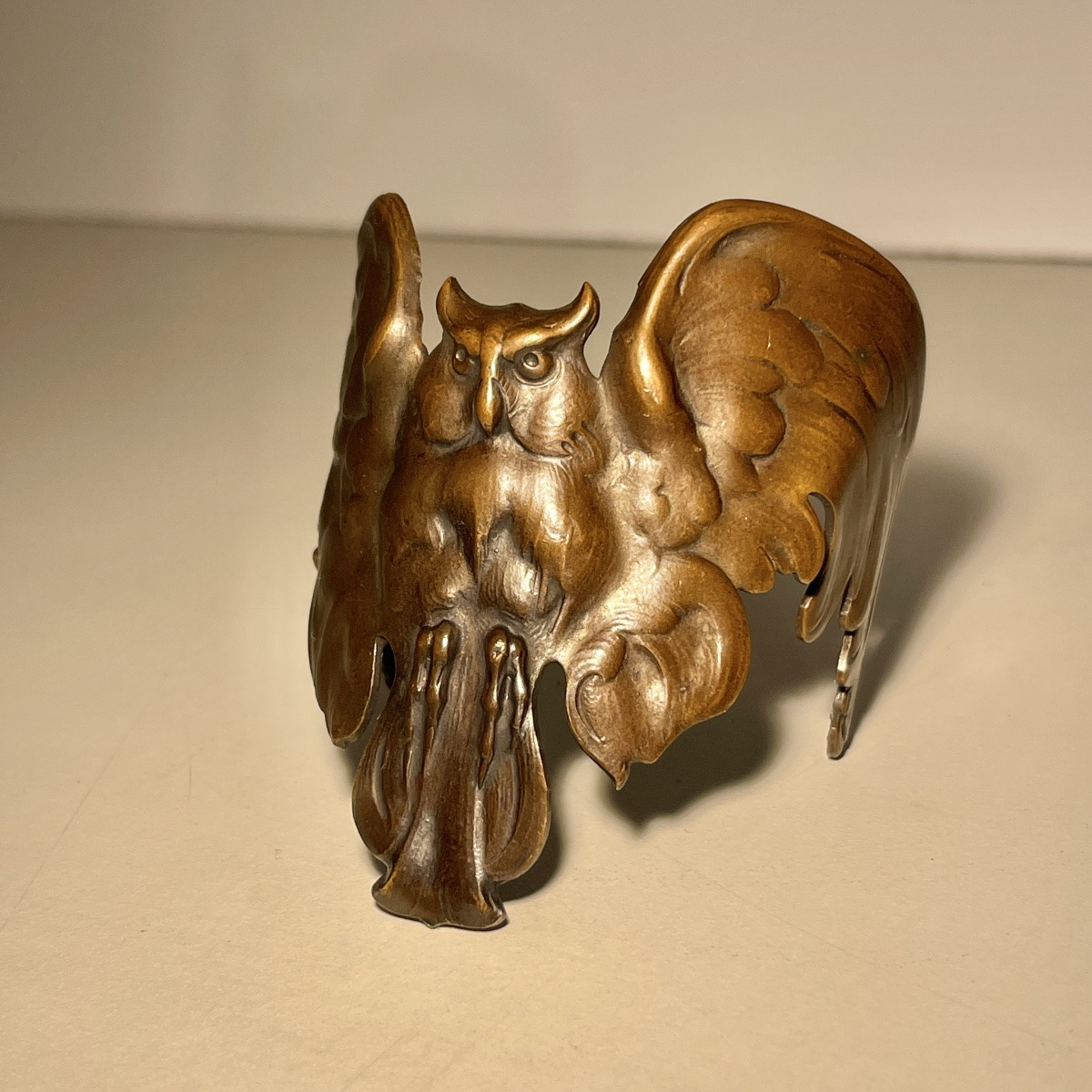 Bracelet Art Nouveau "Chouette aux ailes déployées" bronze patine cuivre, fin XIXe s-photo-5