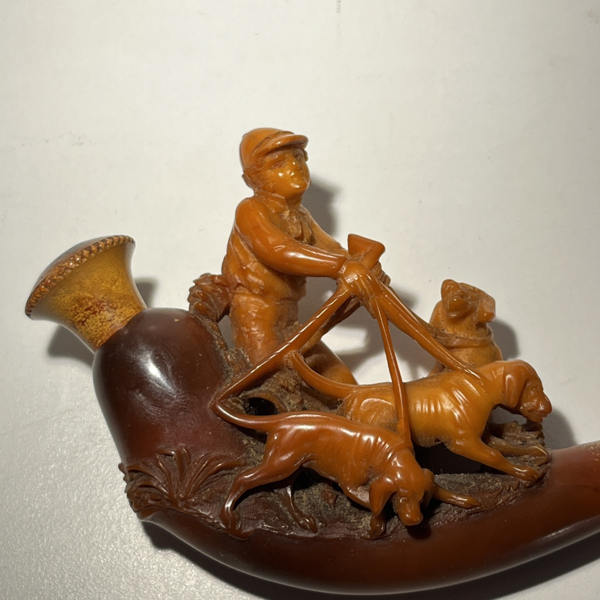 Pipe sculpture en écume dans son étui "Chasseur & chiens de chasse", XIXe s-photo-3