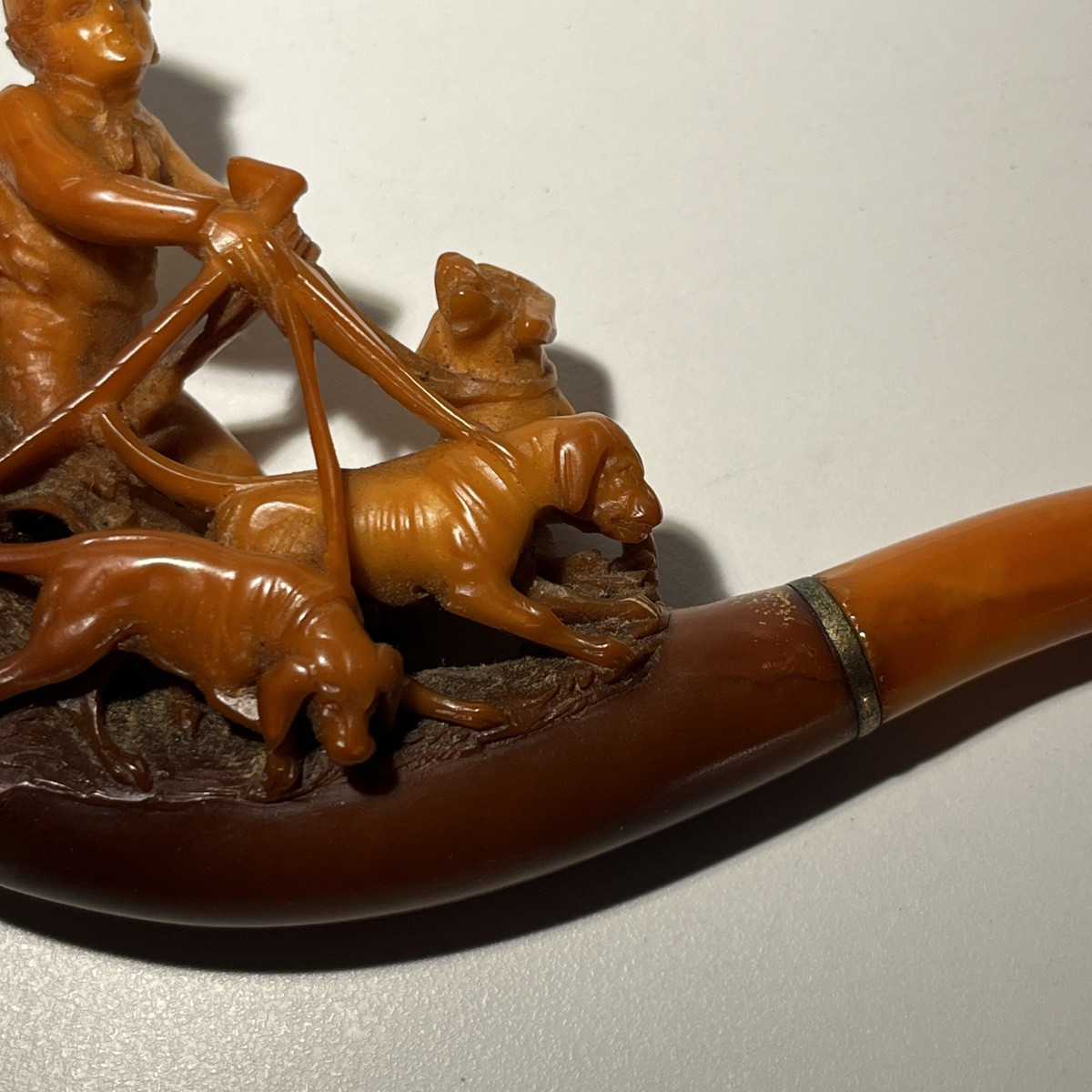 Pipe sculpture en écume dans son étui "Chasseur & chiens de chasse", XIXe s-photo-4