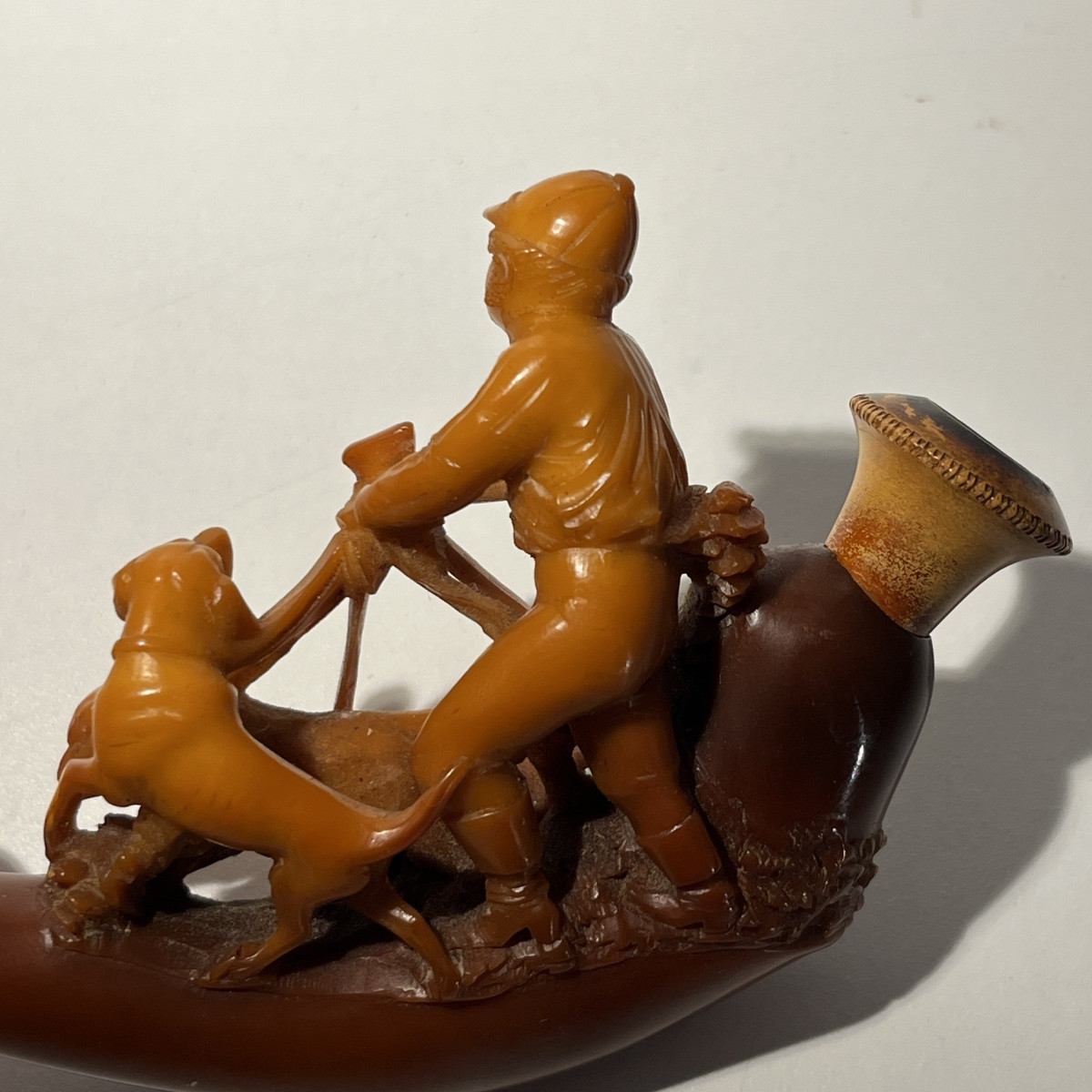 Pipe sculpture en écume dans son étui "Chasseur & chiens de chasse", XIXe s-photo-1