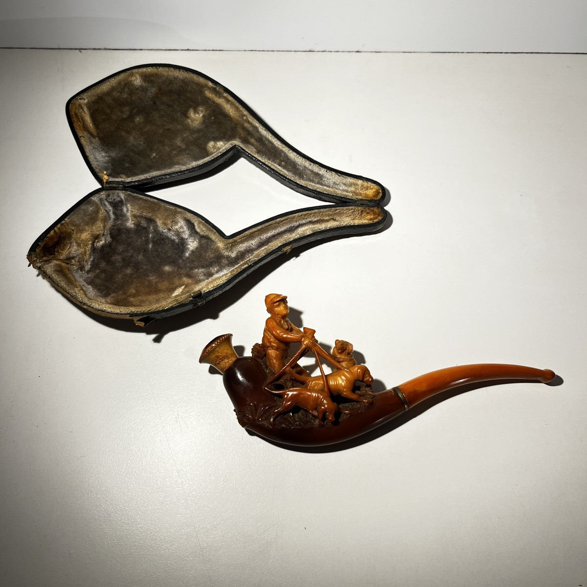 Pipe sculpture en écume dans son étui "Chasseur & chiens de chasse", XIXe s-photo-4