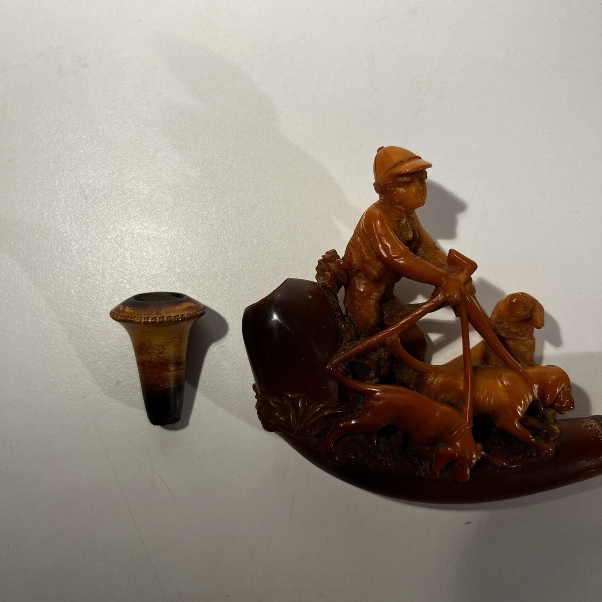 Pipe sculpture en écume dans son étui "Chasseur & chiens de chasse", XIXe s-photo-5