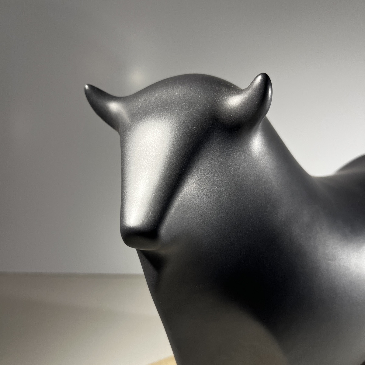 Vicente Agullo / Porta Celi, sculpture taureau / bizon noir, porcelaine, socle travertin-photo-3