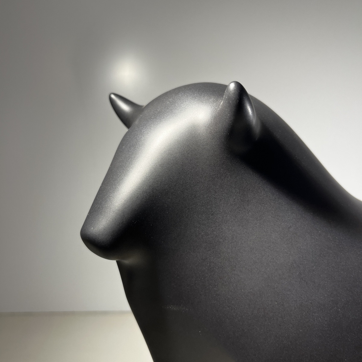 Vicente Agullo / Porta Celi, sculpture taureau / bizon noir, porcelaine, socle travertin-photo-4