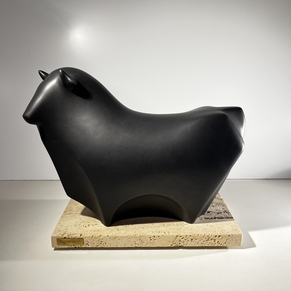Vicente Agullo / Porta Celi, sculpture taureau / bizon noir, porcelaine, socle travertin-photo-1