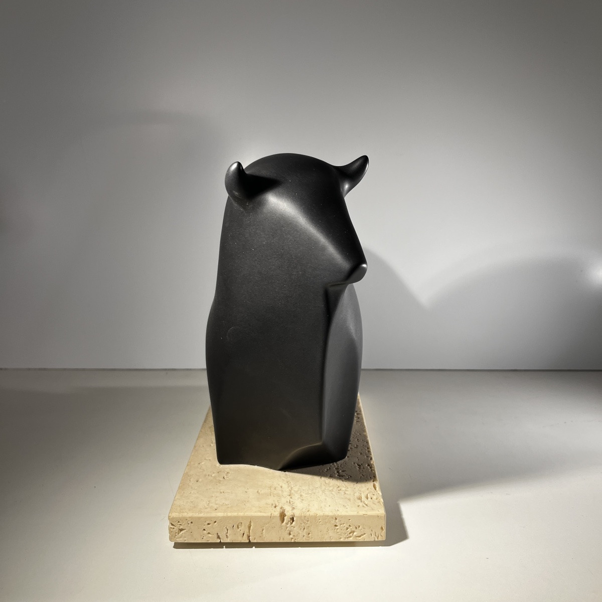 Vicente Agullo / Porta Celi, sculpture taureau / bizon noir, porcelaine, socle travertin-photo-2