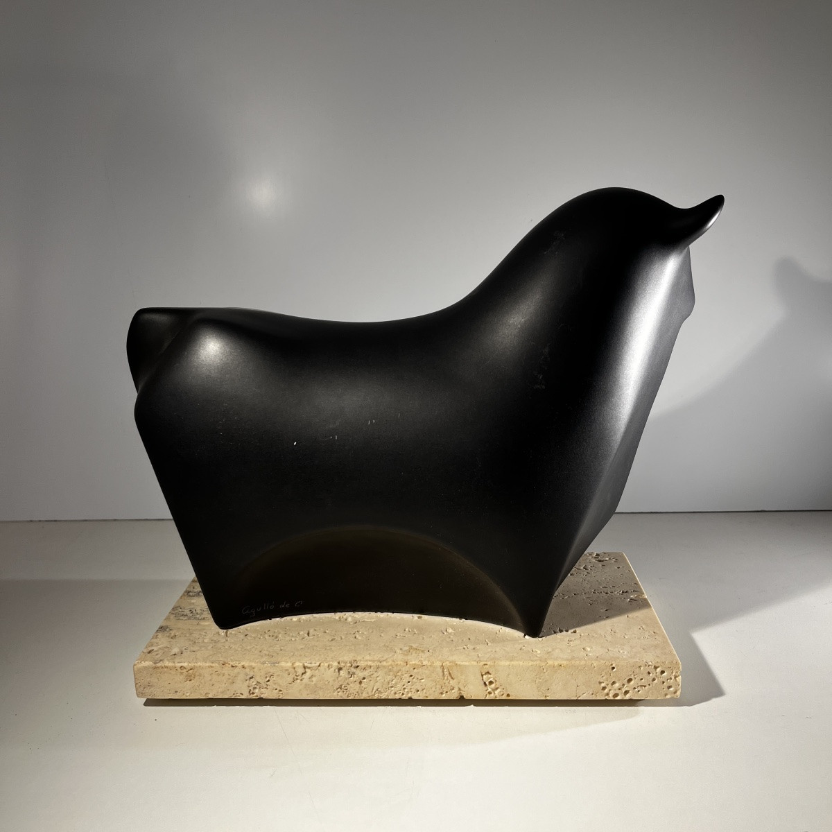 Vicente Agullo / Porta Celi, sculpture taureau / bizon noir, porcelaine, socle travertin-photo-3