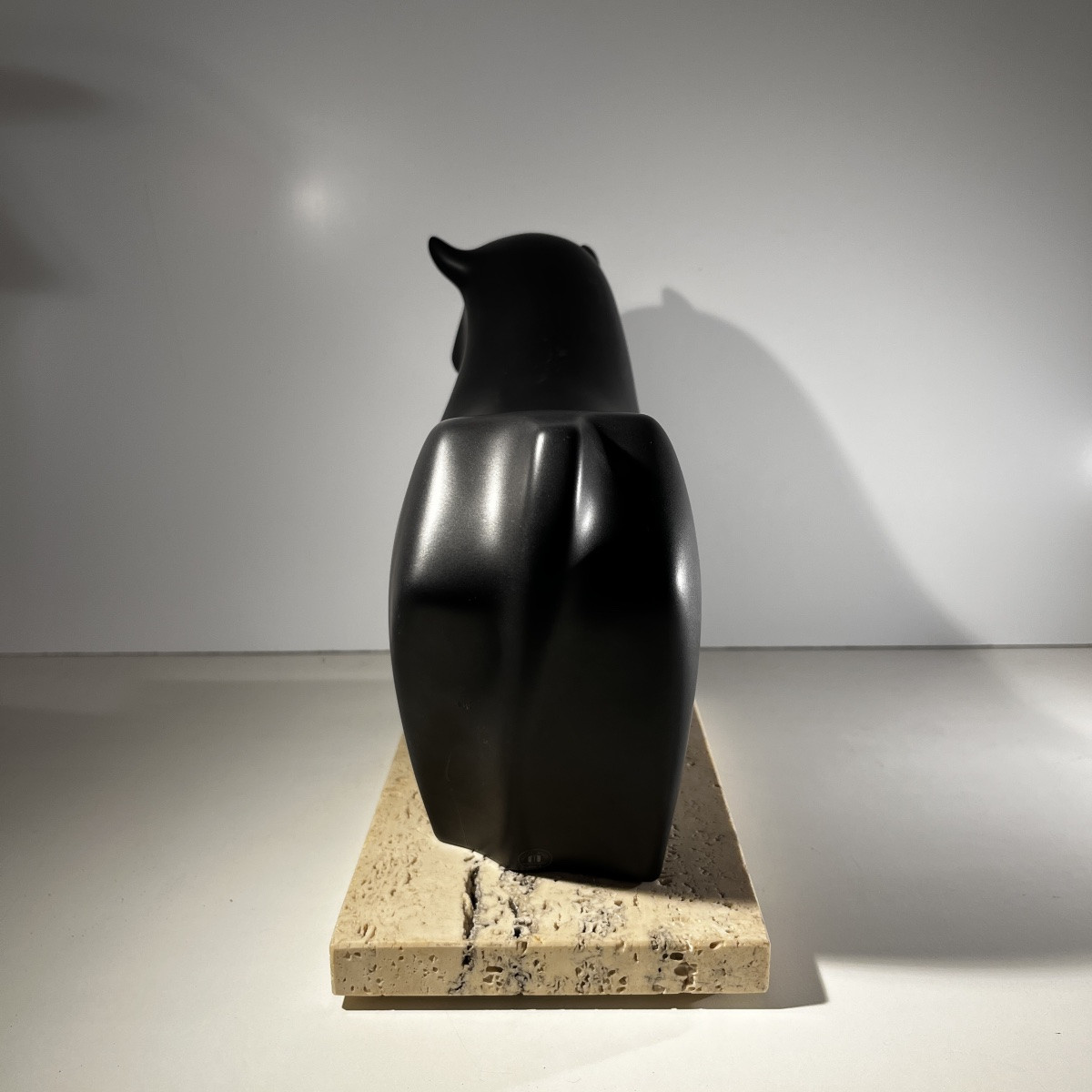Vicente Agullo / Porta Celi, sculpture taureau / bizon noir, porcelaine, socle travertin-photo-4